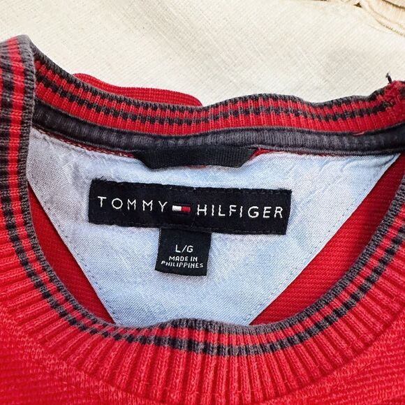 Tommy Hilfiger Men’s Crew Neck Knot Red Shirt - Picture 3 of 4